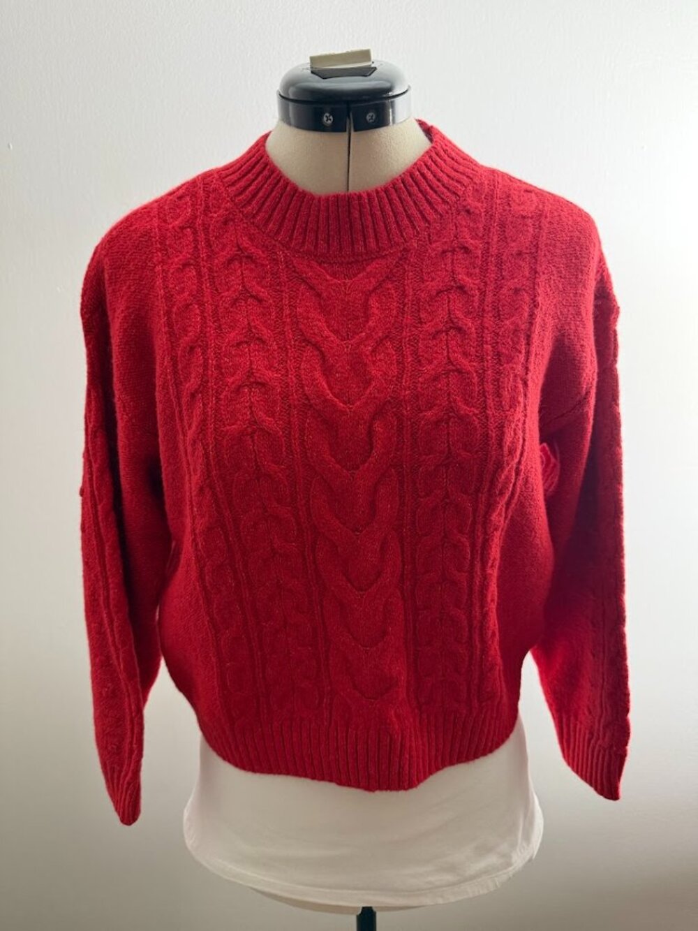 Red cropped cable-knit jumper Old Navy with a round neck, size M.